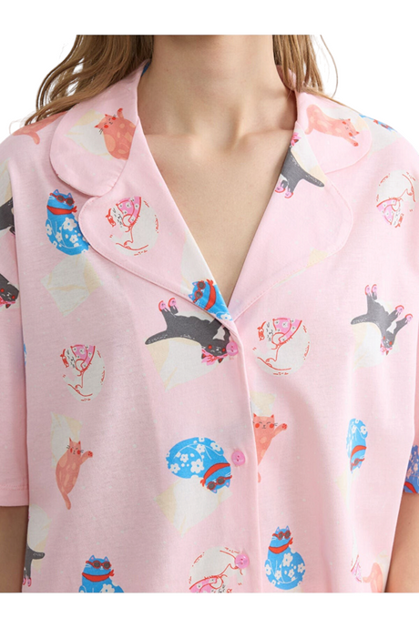 Sporline LC Waikiki pembe renkli, kedi desenli, pamuklu kumaştan üretilmiş düğmeli kadın hamile pijama üstü