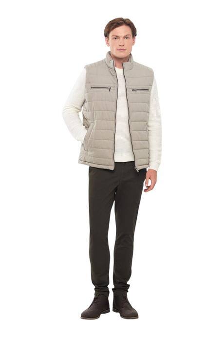 Sporline LC Waikiki ekru renkli, fermuarlı ve kapitone detaylı erkek polyester yelek giyen model