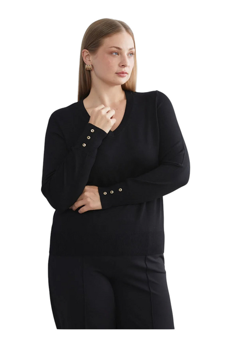 Sporline LC Waikiki siyah oversize kadın kazak, V yaka ve kol manşetlerinde altın renkli düğme detaylı triko tasarım.