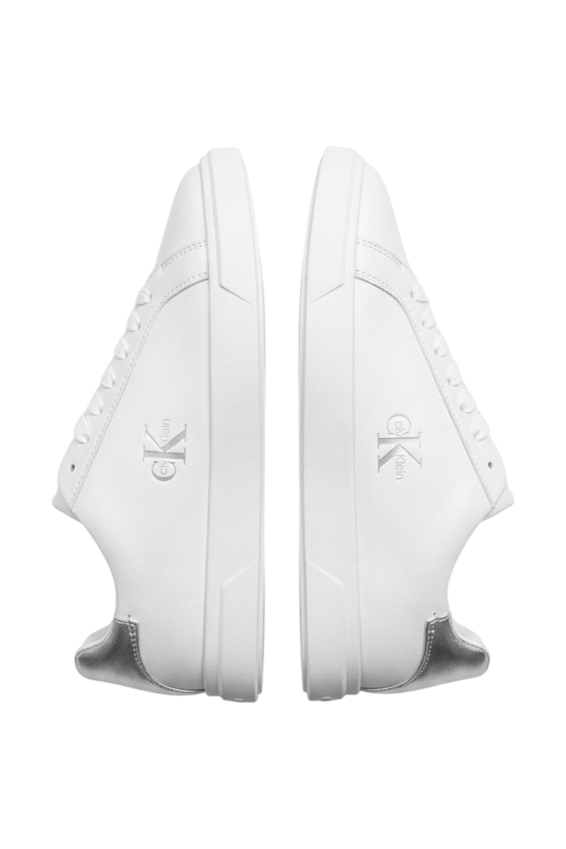 Sporline Calvin Klein beyaz deri kadın sneaker, gümüş detaylı topuk kısmı ve yan tarafta CK logo baskısı
