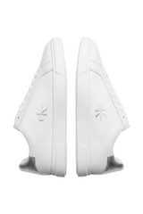 Sporline Calvin Klein beyaz deri kadın sneaker, gümüş detaylı topuk kısmı ve yan tarafta CK logo baskısı