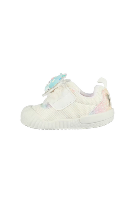 Sporline Vicco beyaz tekstil çocuk sneaker, üzerinde renkli parıltılı detaylar ve sevimli figür süslemesi bulunuyor.