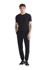 Sporline LC Waikiki siyah pamuklu kısa kollu slim fit erkek t-shirt giyen model