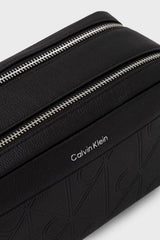 Calvin Klein XL Emblem AOP Emboss Dopp Kit Erkek Kozmetik Çantası LV04D1219G - Siyah