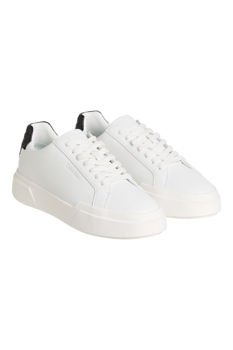 Sporline Calvin Klein beyaz deri kadın sneaker ayakkabı, yan kısmında marka logolu ve siyah topuk detaylı