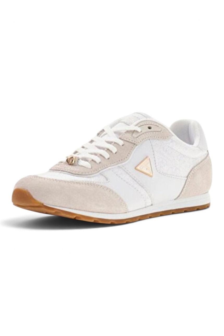 Sporline Guess kadın beyaz poliüretan sneaker, yan kısmında altın renkli logo detayı ve süet dokulu paneller ile.