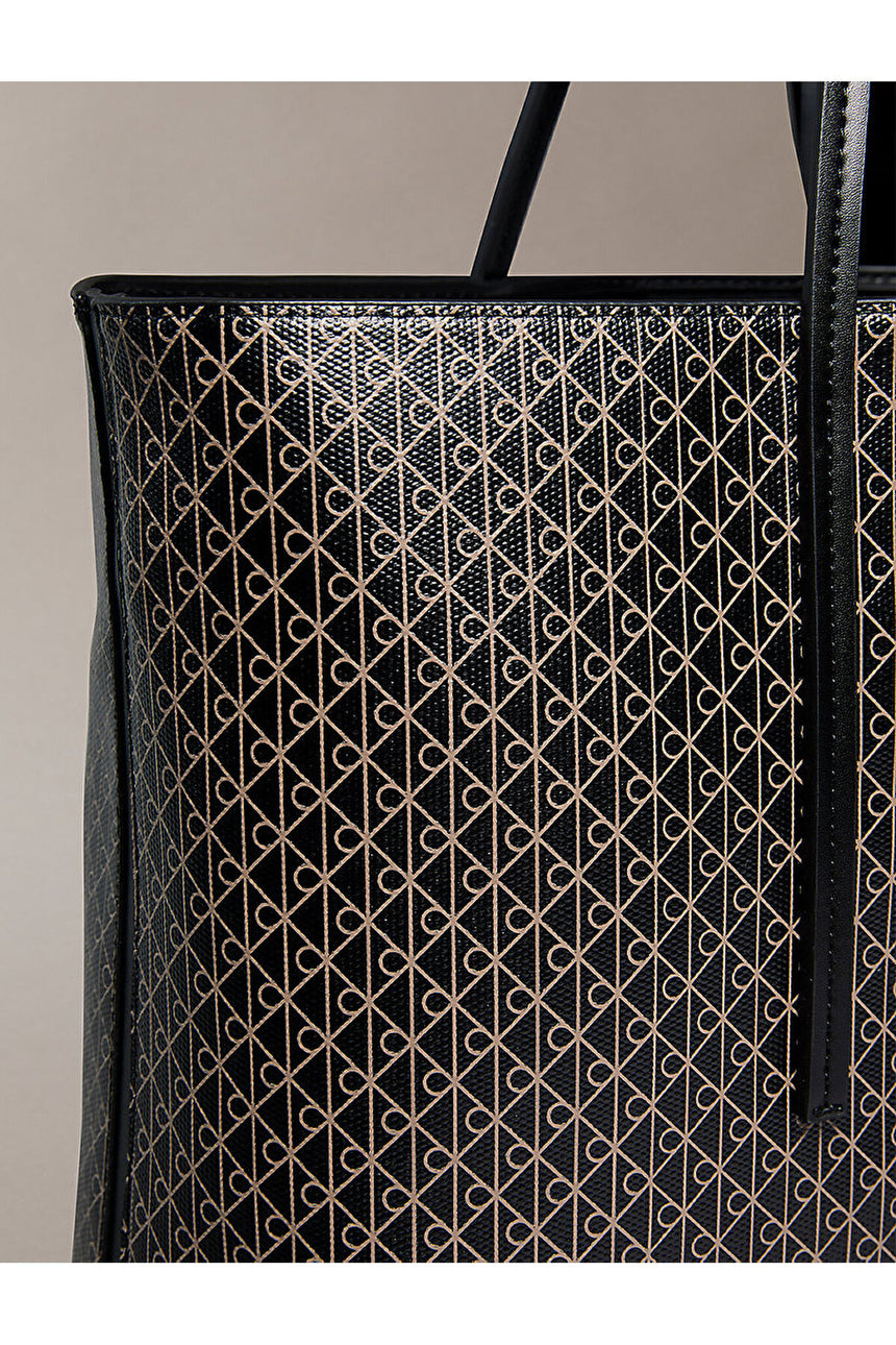 Calvin Klein Kadın EMBLEM AOP TOTE W/ POUCH LV04F3266G - Siyah