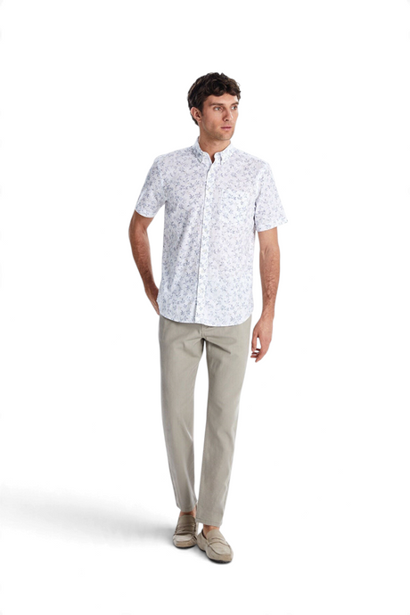 Sporline LC Waikiki erkek açık kahve slim fit pamuklu pantolon giyen model