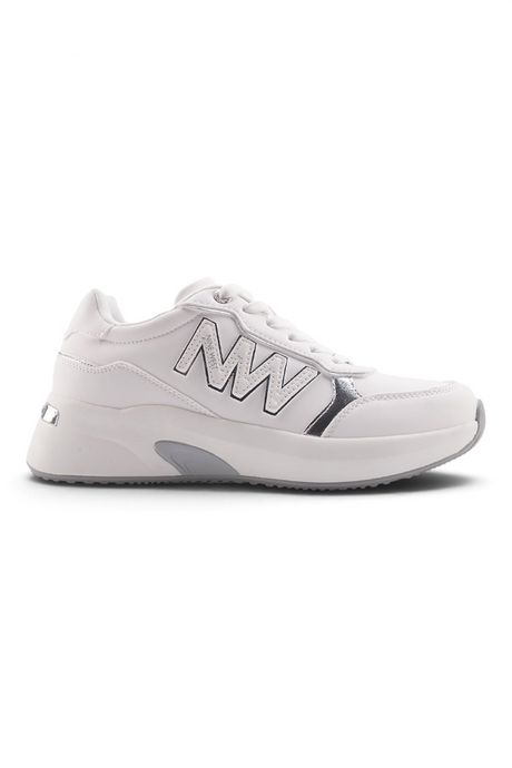 Sporline Nine West 4P beyaz kadın sneaker, yan kısmında NW logolu, şık ve konforlu günlük spor ayakkabı tasarımı.