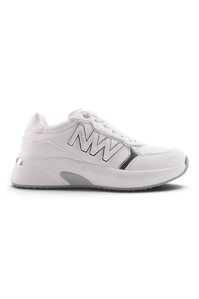 Sporline Nine West 4P beyaz kadın sneaker, yan kısmında NW logolu, şık ve konforlu günlük spor ayakkabı tasarımı.