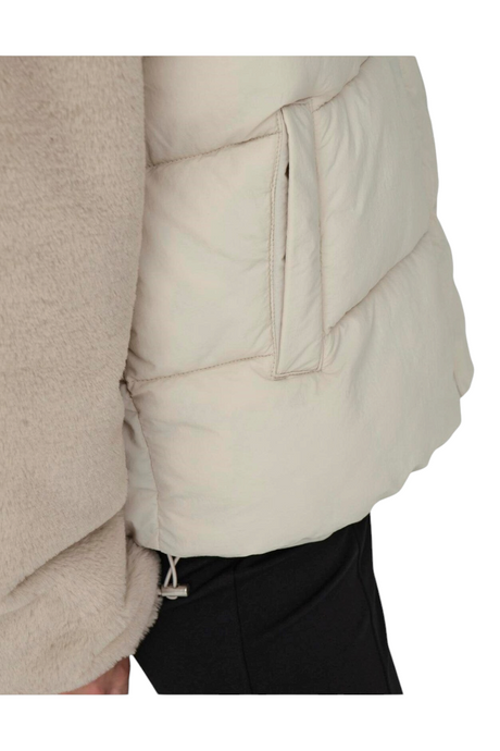 Sporline Only bej ve açık gri renkli, polyester ve poliamid karışımlı comfort kesim kadın mont detayı