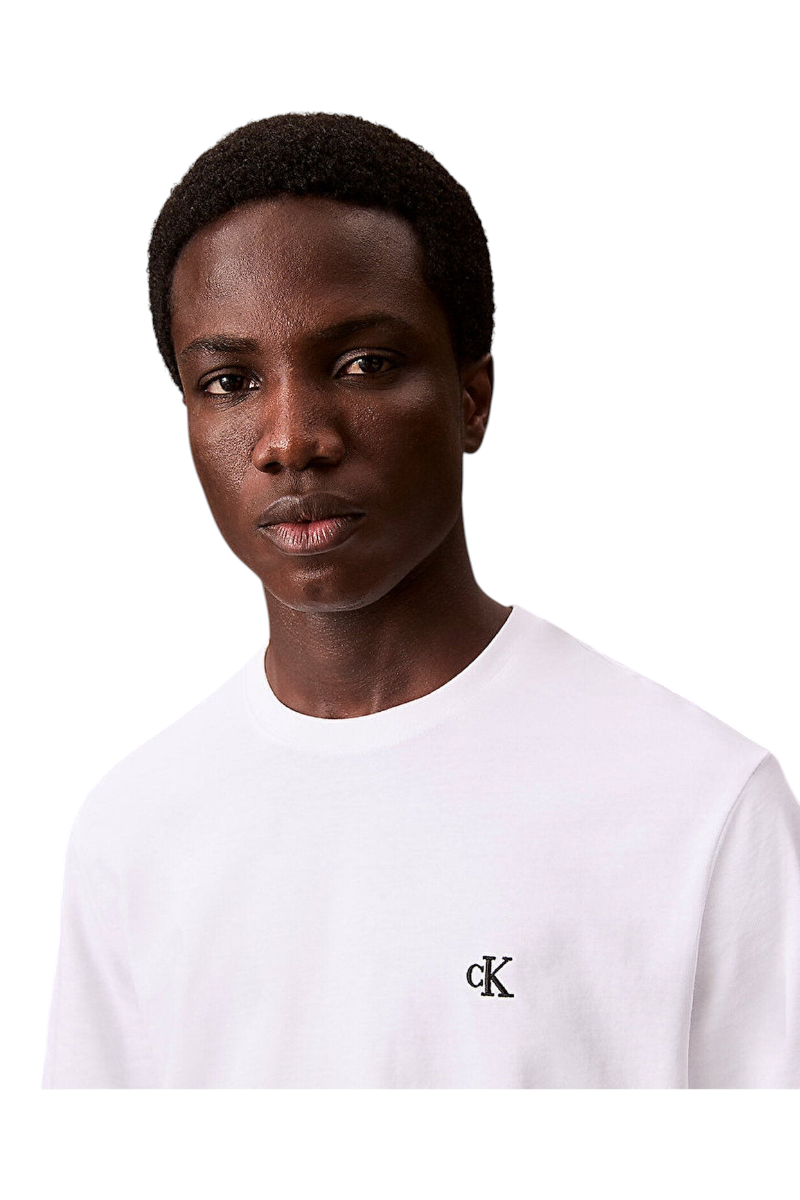 Sporline Calvin Klein beyaz %100 pamuklu, comfort kesim erkek tişört giyen model