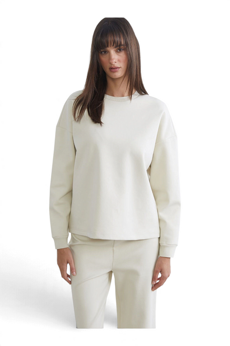 Sporline LC Waikiki açık bej renkli, pamuk karışımlı, oversize kesim kadın sweatshirt giyen model