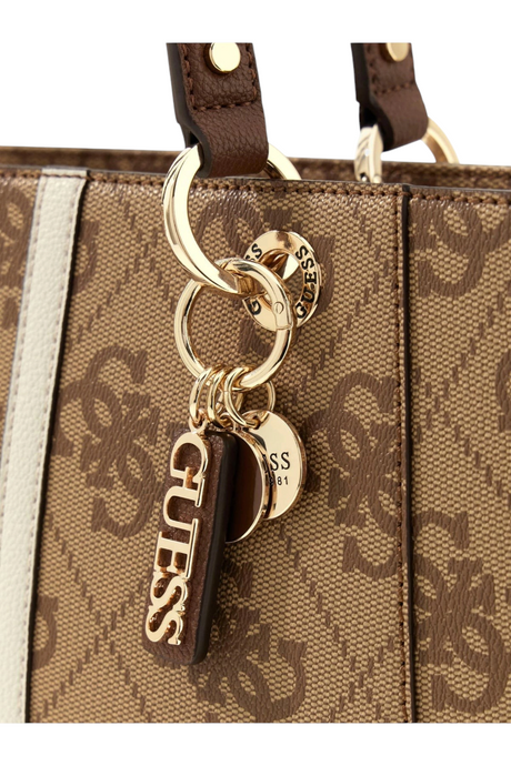 Sporline Guess Noelle II kahverengi suni deri tote çanta, altın rengi metal logo detaylı askı süsü ile.