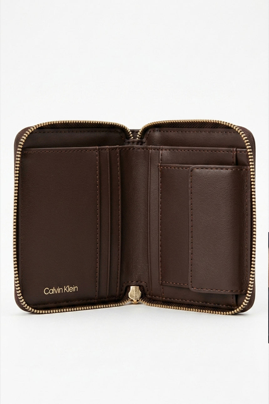 Calvin Klein Kadın EMBLEM AOP SQUARE ZIP AROUND LV04F1089G - Kahverengi