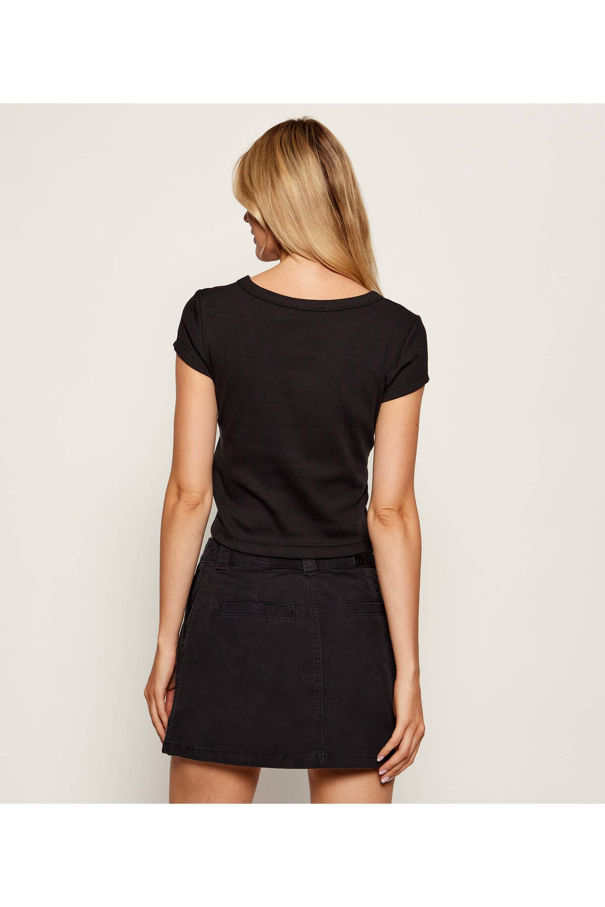 Calvin Klein Kadın SS HERITAGE LABEL BABY TEE LV047C200G - Siyah