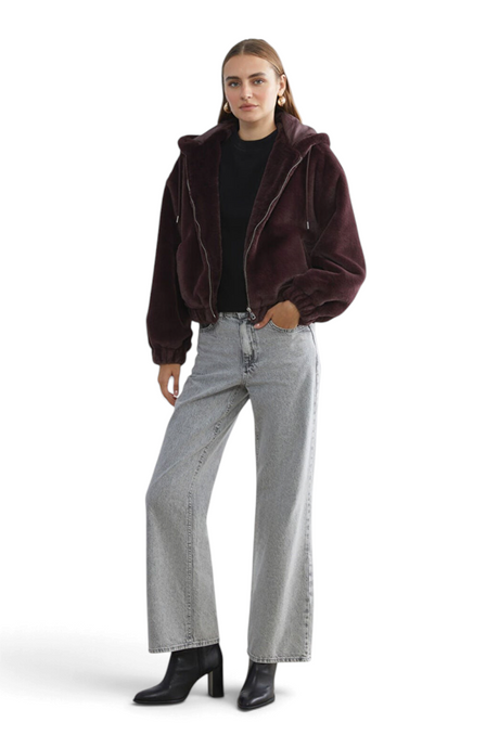 Sporline LC Waikiki koyu kırmızı renkli, kapüşonlu, peluş dokulu loose kesim kadın ceket