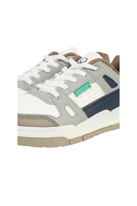 Sporline Benetton erkek beyaz suni deri sneaker, yan kısımlarında gri ve lacivert detaylar ile kauçuk taban.