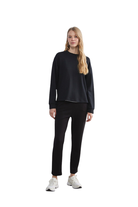 Sporline LC Waikiki siyah uzun kollu loose kesim kadın sweatshirt giyen sarışın model