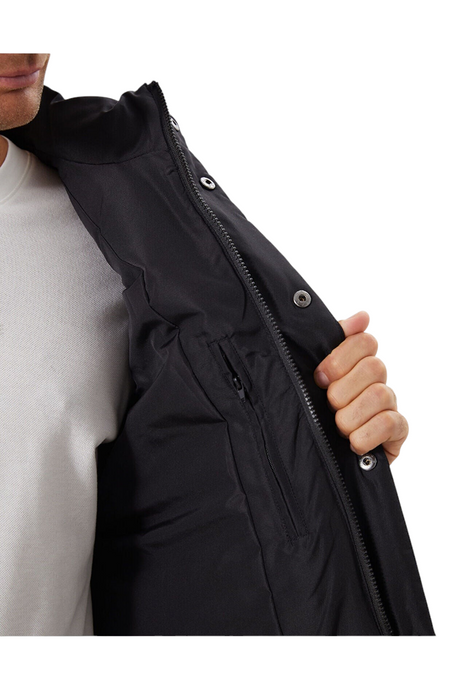 Sporline LC Waikiki erkek siyah polyester yelek, fermuarlı iç cep detayı ile