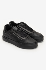 Sporline Calvin Klein siyah erkek sneaker, üzerinde kabartmalı monogram desenli deri detaylara sahip günlük ayakkabı.