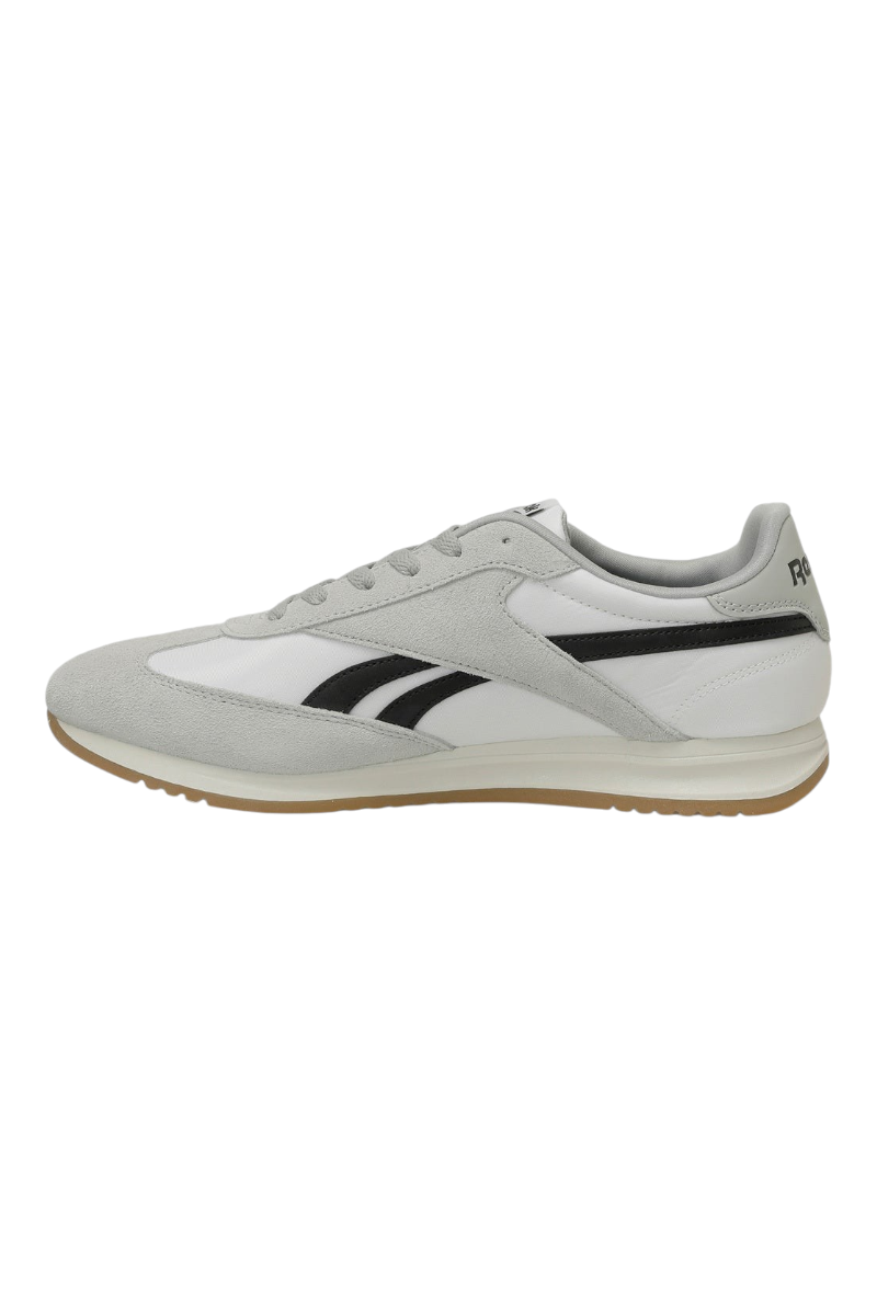 Sporline Reebok World 70 kadın beyaz sneaker, süet ve deri detaylı, yan tarafında siyah ikonik çizgili spor ayakkabı