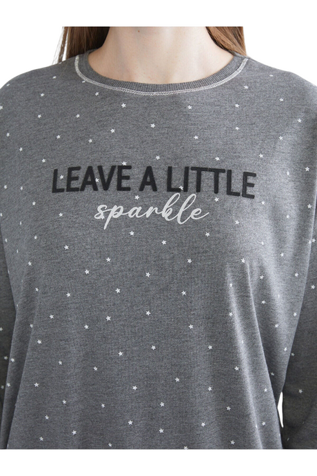 Sporline LC Waikiki gri renkli, üzerinde yıldız desenleri ve Leave a Little Sparkle yazısı bulunan pamuklu pijama üstü