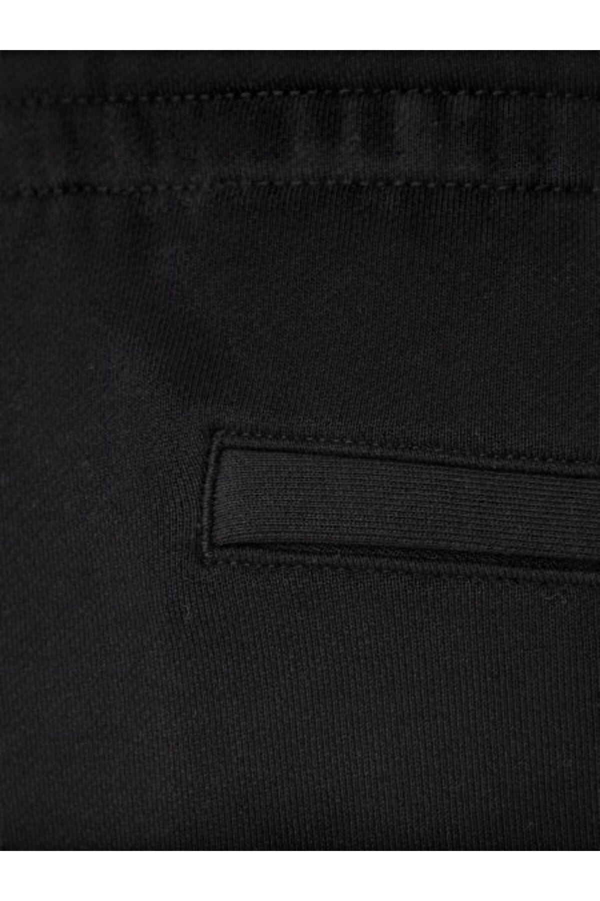 Sporline Calvin Klein siyah renkli, %100 pamuklu regular kesim erkek şortun cep detayı