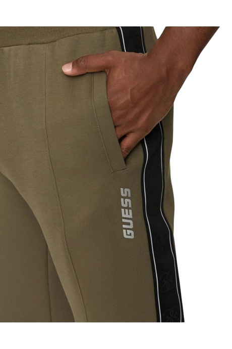 Sporline Guess Mickey erkek jogger eşofman altı, yan şerit detaylı ve bej renkli pamuk karışımlı rahat kesim tasarım.