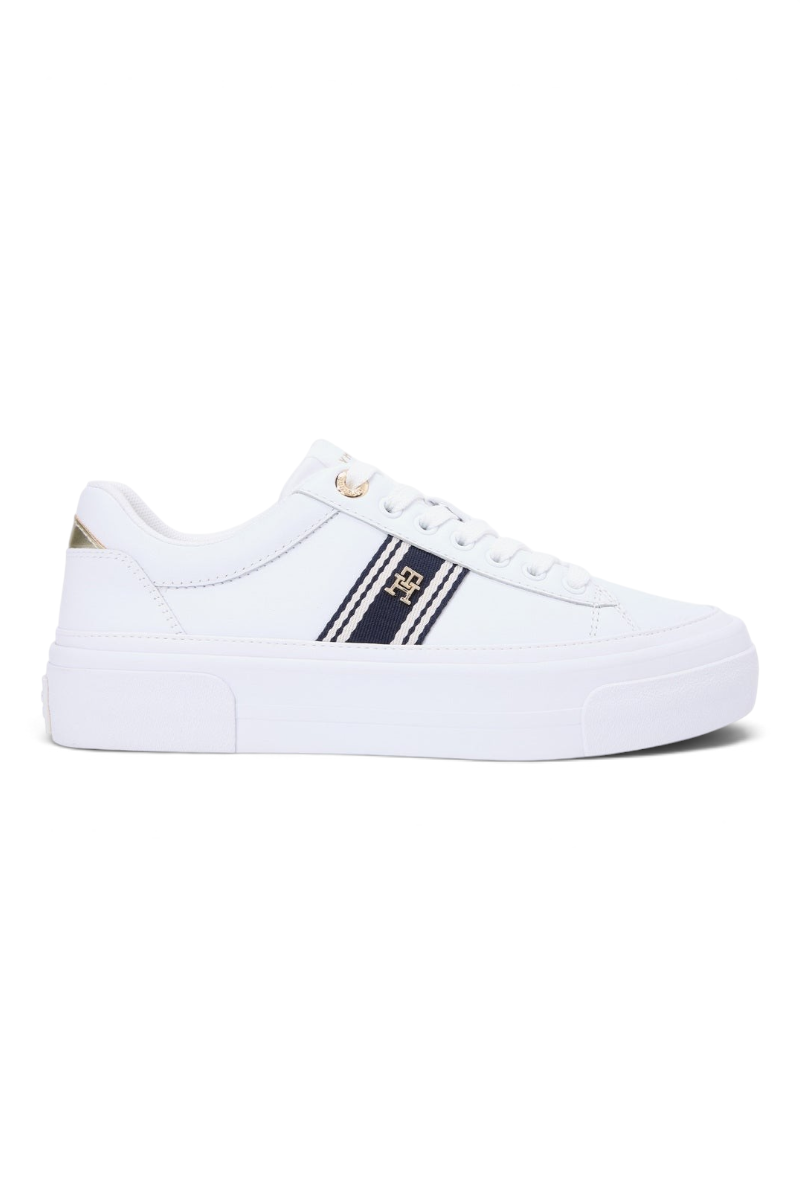 Sporline Tommy Hilfiger beyaz deri kadın sneaker, yan tarafında lacivert çizgili detay ve altın rengi logo bulunur.