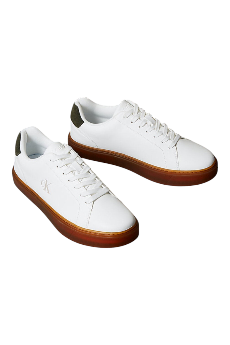 Sporline Calvin Klein beyaz deri erkek sneaker, yan kısmında CK logolu ve kahverengi tabanlı şık günlük ayakkabı.