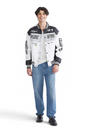 Sporline LC Waikiki erkek parlak beyaz loose kesim polyester kolej ceket giyen bir model
