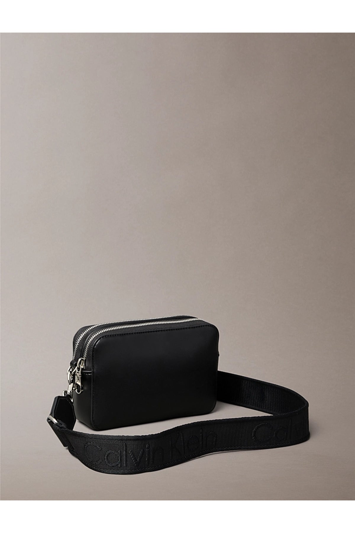 Calvin Klein Webbing Double Strap Camera Bag Kadın Omuz Çantası LV04F3165G - Siyah