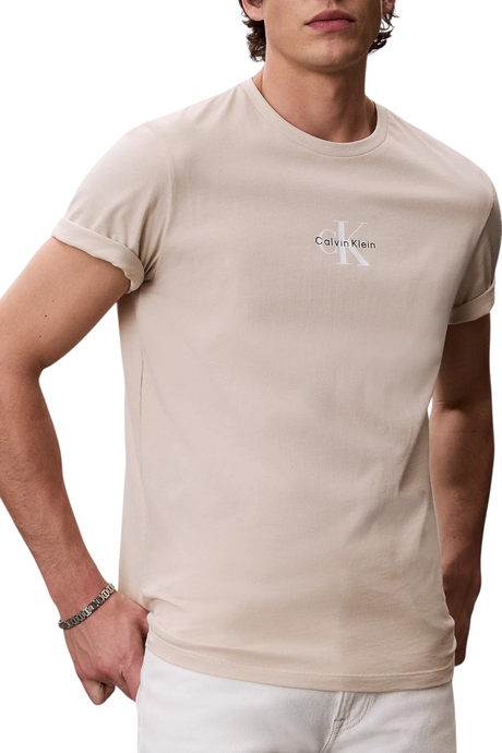 Sporline Calvin Klein erkek regular kesim beyaz pamuklu tişört giyen bir model