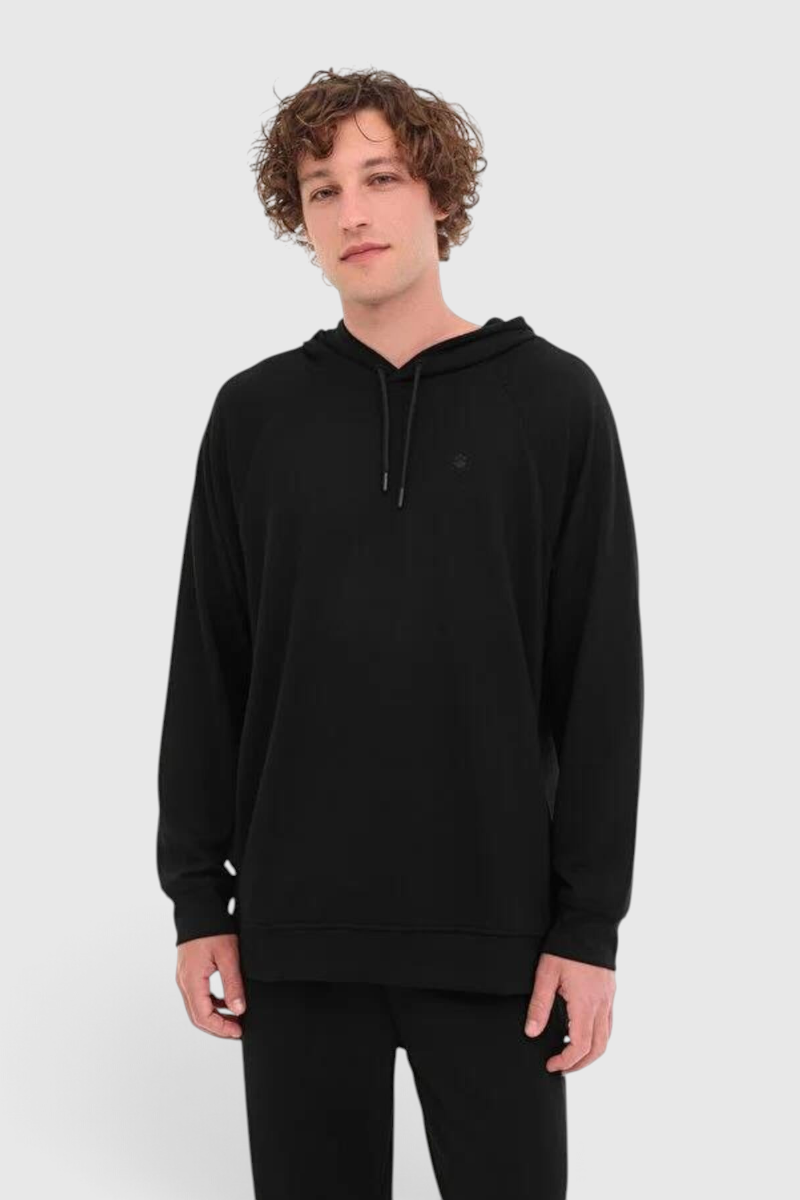 Sporline Lumberjack siyah kapüşonlu erkek sweatshirt giyen kıvırcık saçlı model