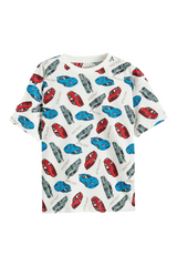 Sporline LC Waikiki çocuk beyaz kısa kollu pamuklu t-shirt, renkli spor araba desenli ve regular kesim.
