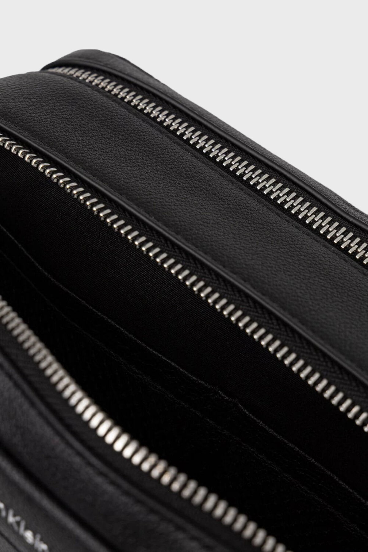 Calvin Klein XL Emblem AOP Emboss Dopp Kit Erkek Kozmetik Çantası LV04D1219G - Siyah