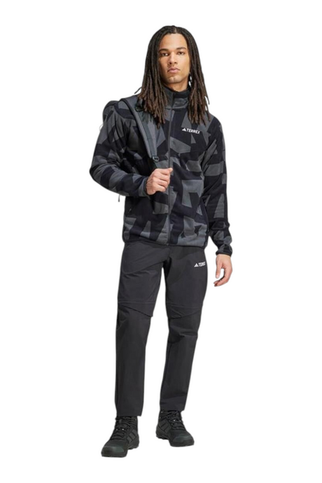 Sporline adidas MT Aop FZ FL erkek ceket, siyah ve karbon geometrik desenli, %100 polyester, regular kesim fermuarlı