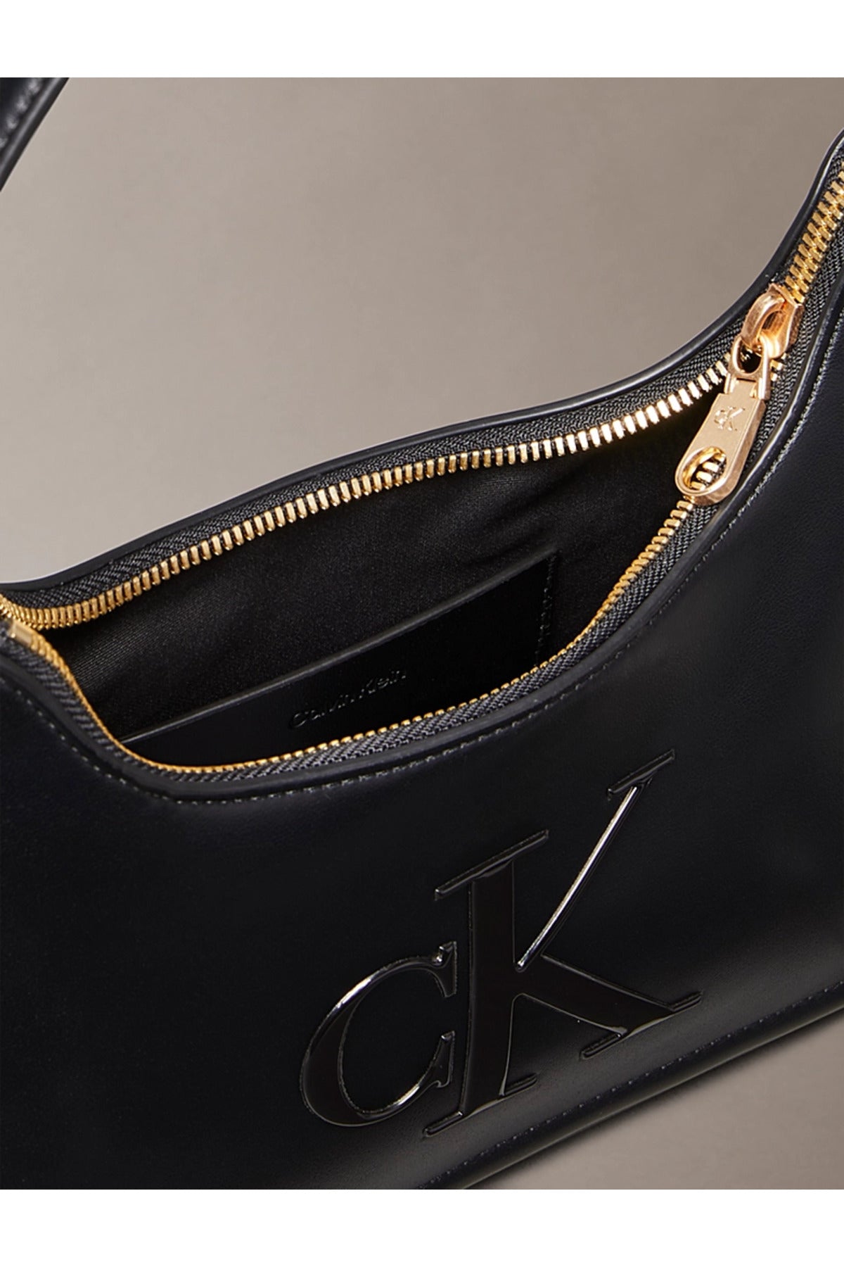 Calvin Klein Bold CK Small Shoulder Bag Kadın Omuz Çantası LV04F3230G - Siyah