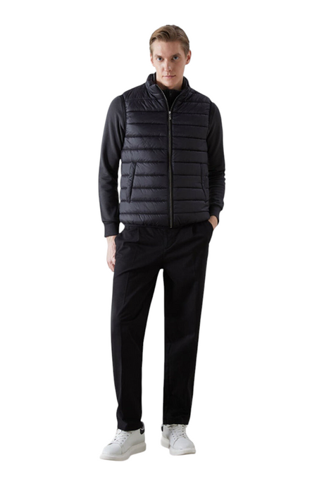Sporline LC Waikiki siyah erkek şişme yelek, %100 polyester kumaşlı, dik yakalı ve fermuarlı modern dış giyim.