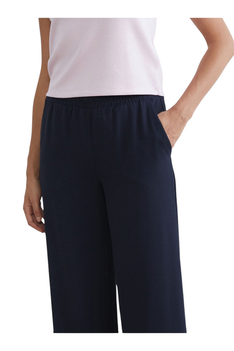 Sporline LC Waikiki koyu lacivert renkli, %100 polyester kumaştan üretilmiş, cepli kadın pantolon modeli
