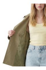 Sporline LC Waikiki koyu yeşil oversize kruvaze kadın trençkot, midi boy ve şık detaylı dış giyim.