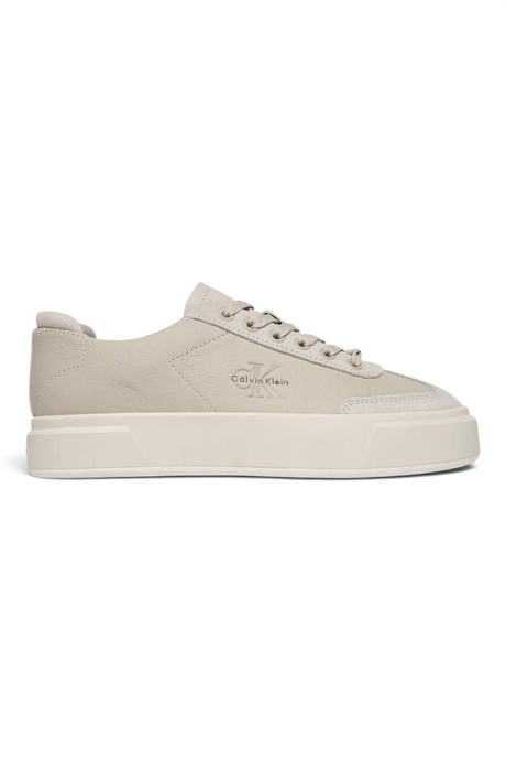 Sporline Calvin Klein bej renkli deri kadın sneaker, yan kısmında marka logolu modern günlük ayakkabı tasarımı