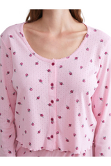 Sporline LC Waikiki açık pembe renkli, çiçek desenli, düğmeli ve %100 pamuklu kadın pijama üstü