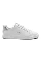 Sporline Calvin Klein beyaz deri kadın sneaker, yan kısmında gümüş detaylı logo ve topuk kısmında metalik vurgular.