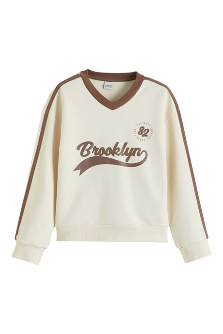 Sporline LC Waikiki ekru renkli, kahverengi detaylı ve Brooklyn baskılı kız çocuk sweatshirt