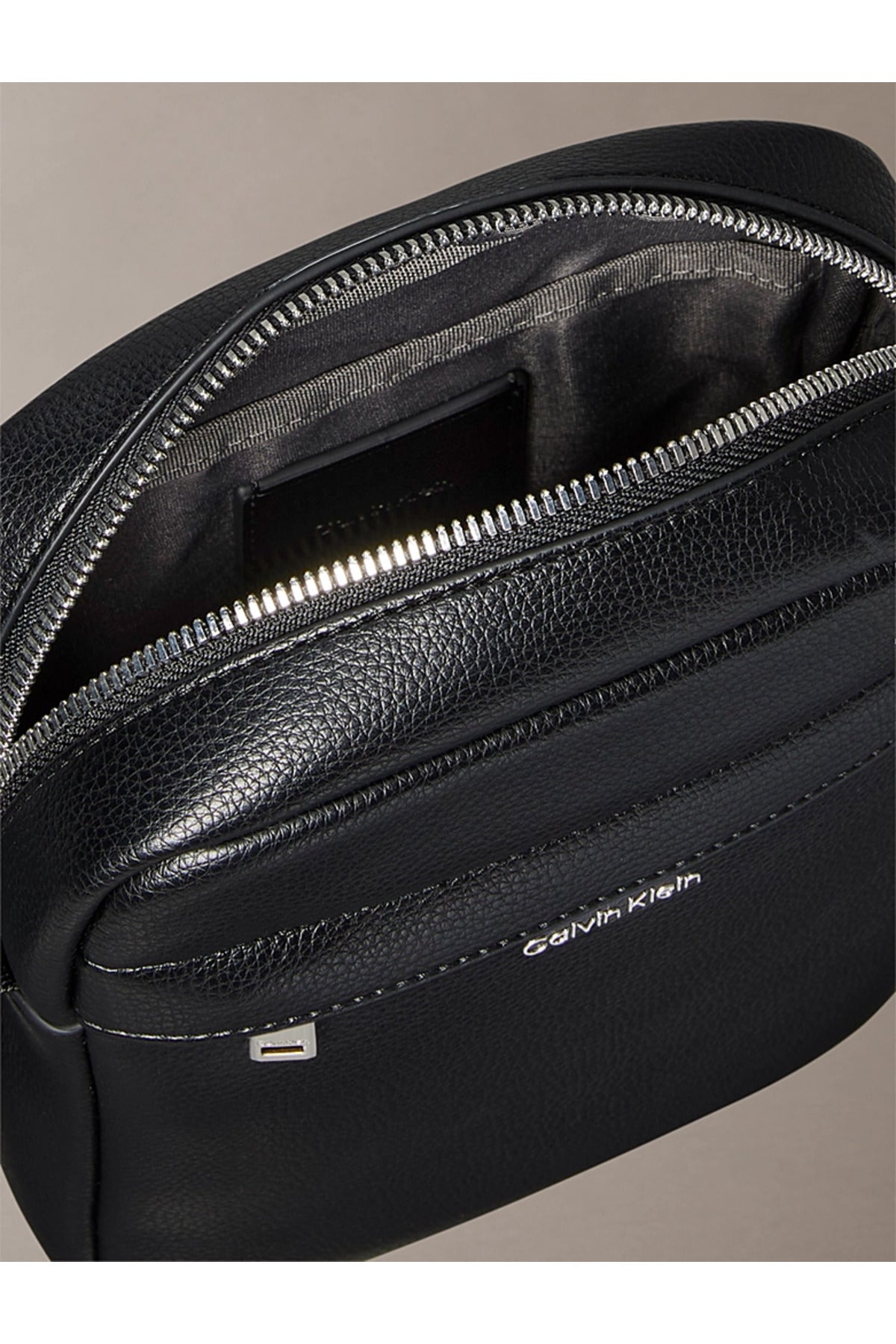 Calvin Klein Raised Reporter Erkek Postacı Çantası LV04D3160G - Siyah