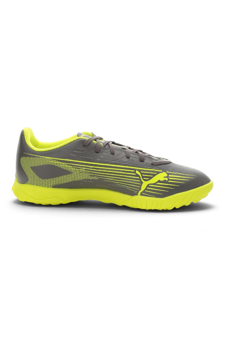 Sporline Puma Ultra 5 Play TT halı saha ayakkabısı, gümüş gri ve sarı renkli, yan profilden görünüm