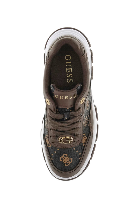 Sporline Guess kahverengi kadın sneaker, üzerinde ikonik logo desenleri ve altın rengi detaylar bulunan şık tasarım.