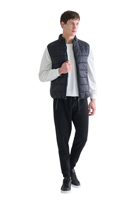 Sporline LC Waikiki erkek siyah şişme yelek, %100 polyester kumaşlı, dik yakalı ve fermuarlı modern dış giyim tasarımı